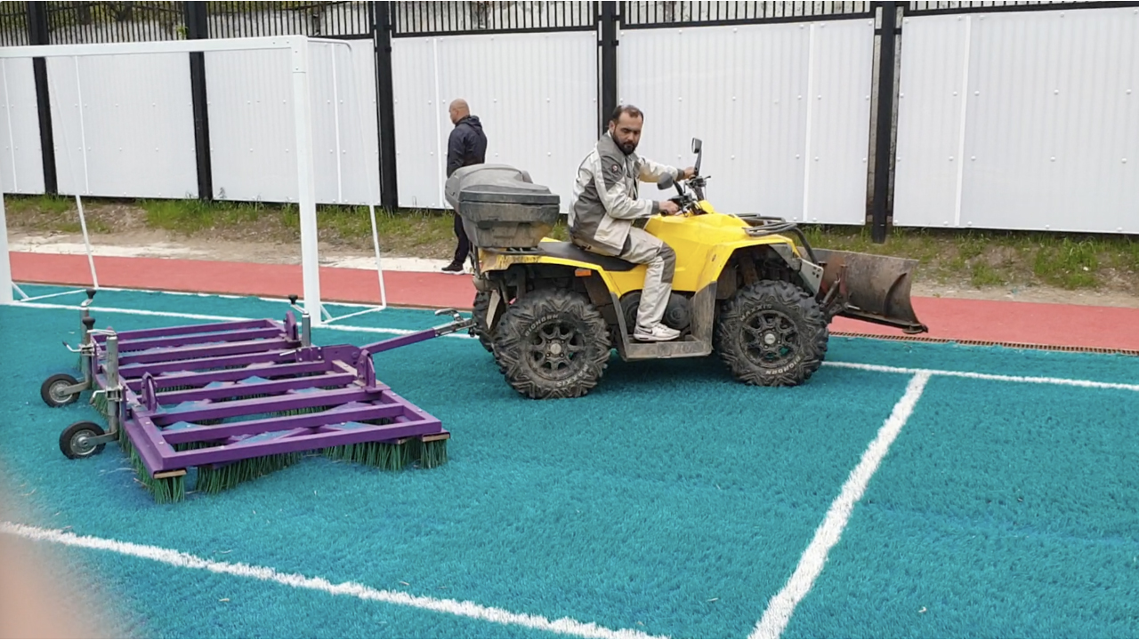 Щетка для футбольного поля